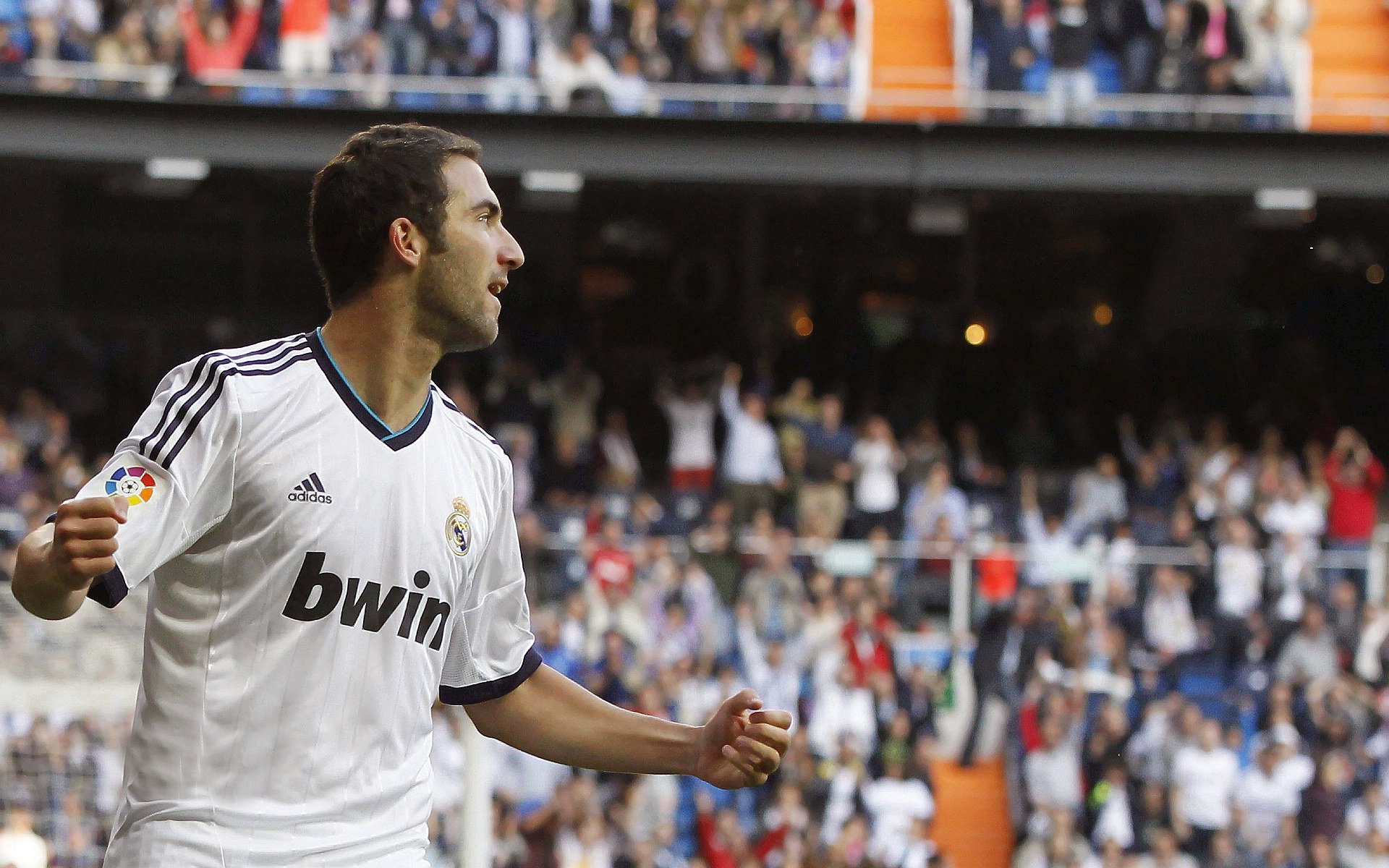 星光与砂砾，当奥斯梅恩照亮夜空，玻利维亚在泥泞中拼出血路